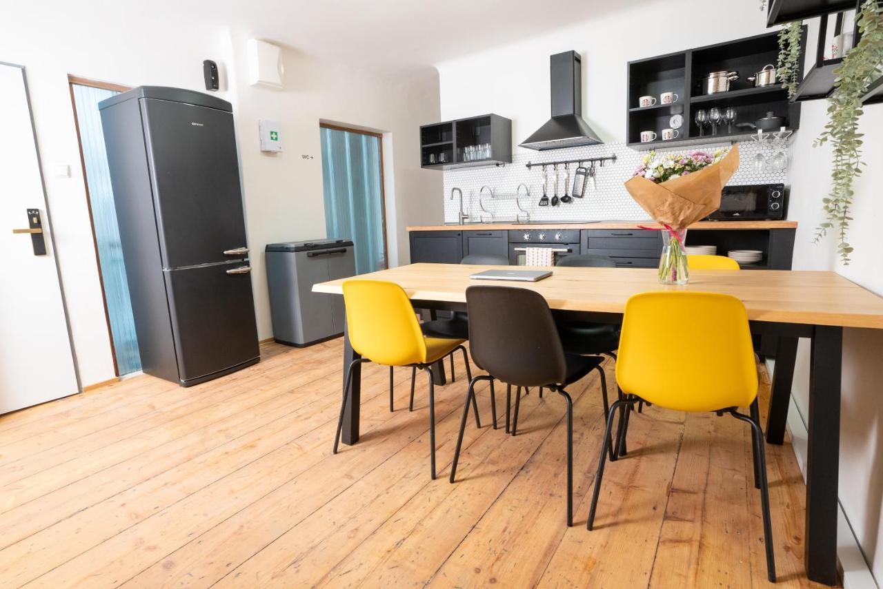 White Wolf House Hostel & Apartments Praga Esterno foto