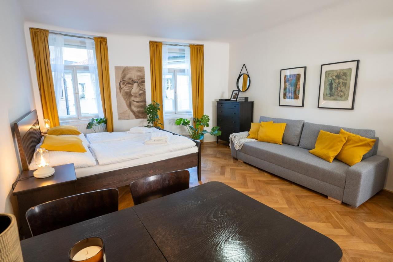 White Wolf House Hostel & Apartments Praga Esterno foto