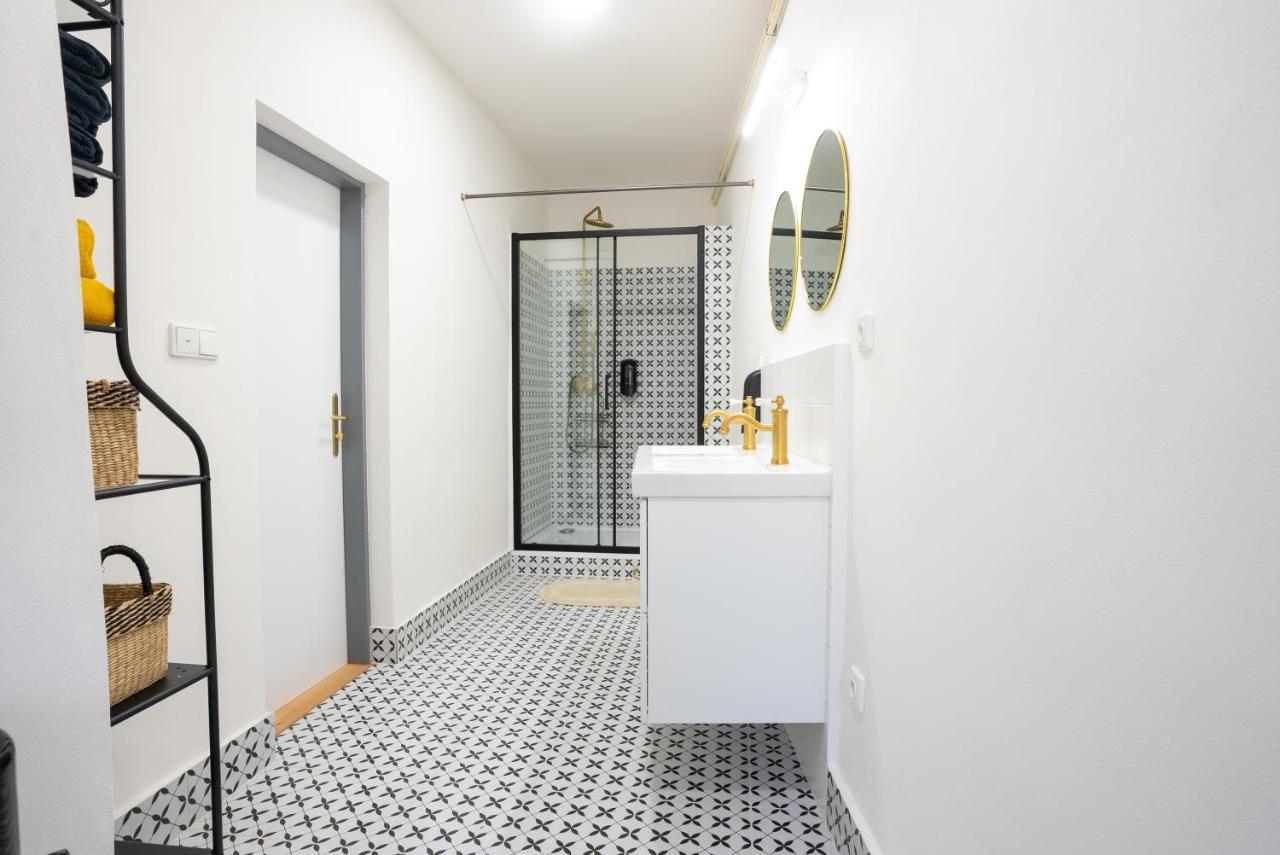 White Wolf House Hostel & Apartments Praga Esterno foto