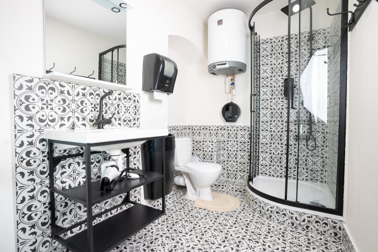 White Wolf House Hostel & Apartments Praga Esterno foto
