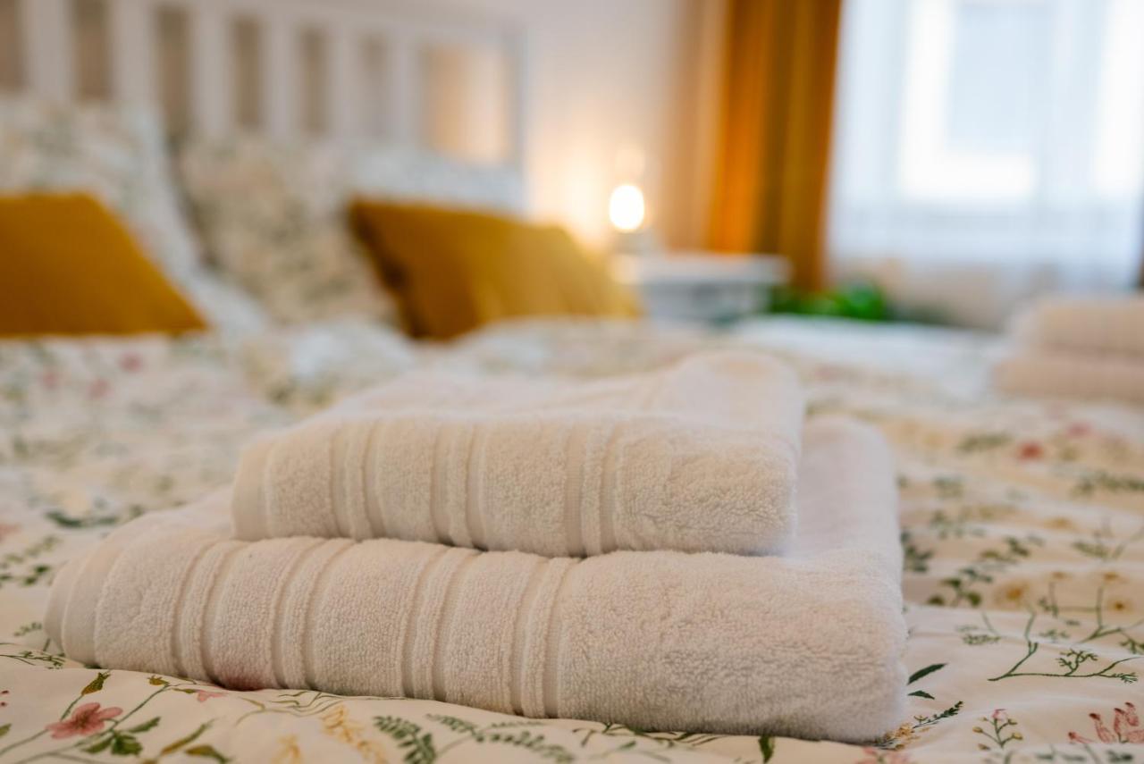 White Wolf House Hostel & Apartments Praga Esterno foto