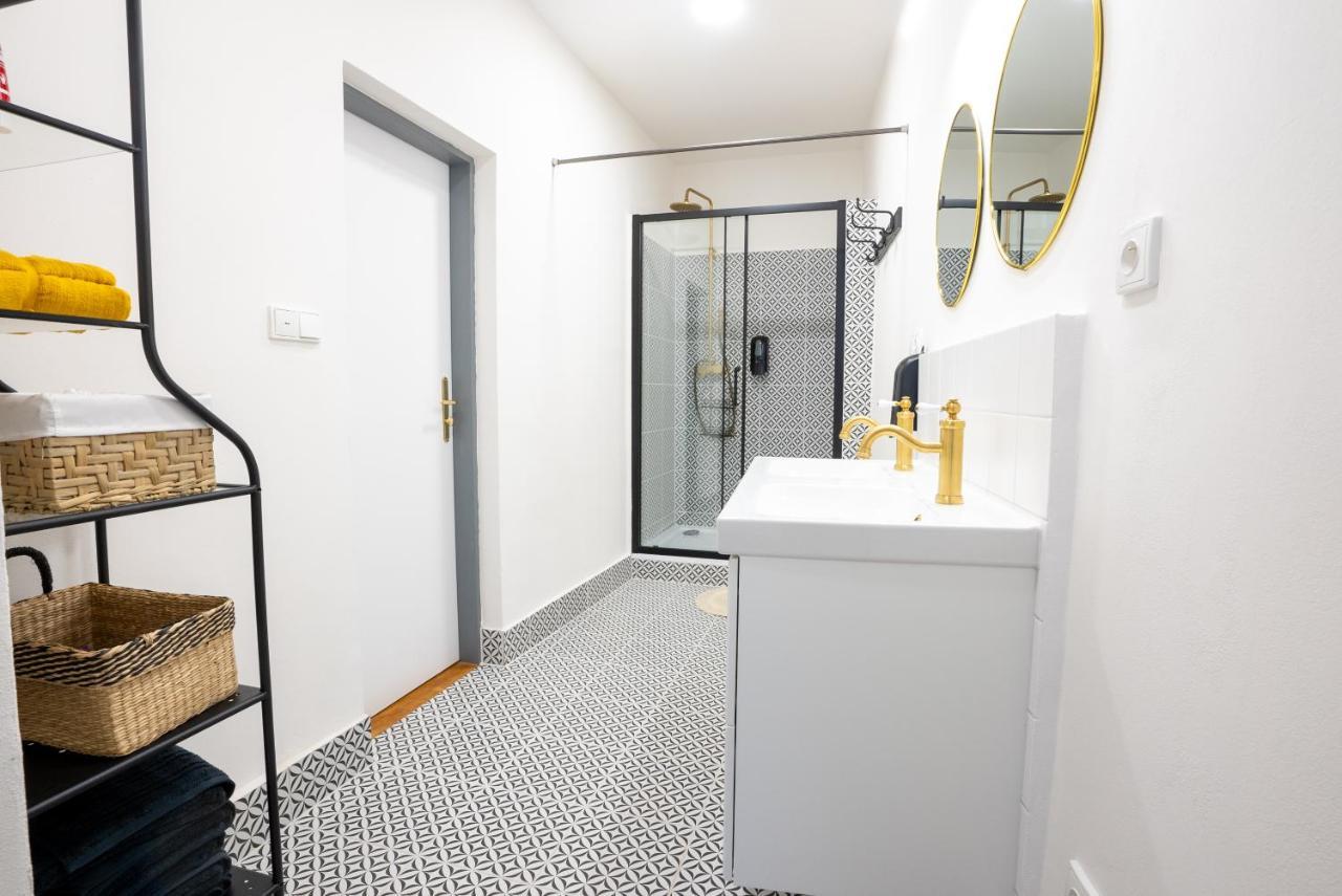 White Wolf House Hostel & Apartments Praga Esterno foto