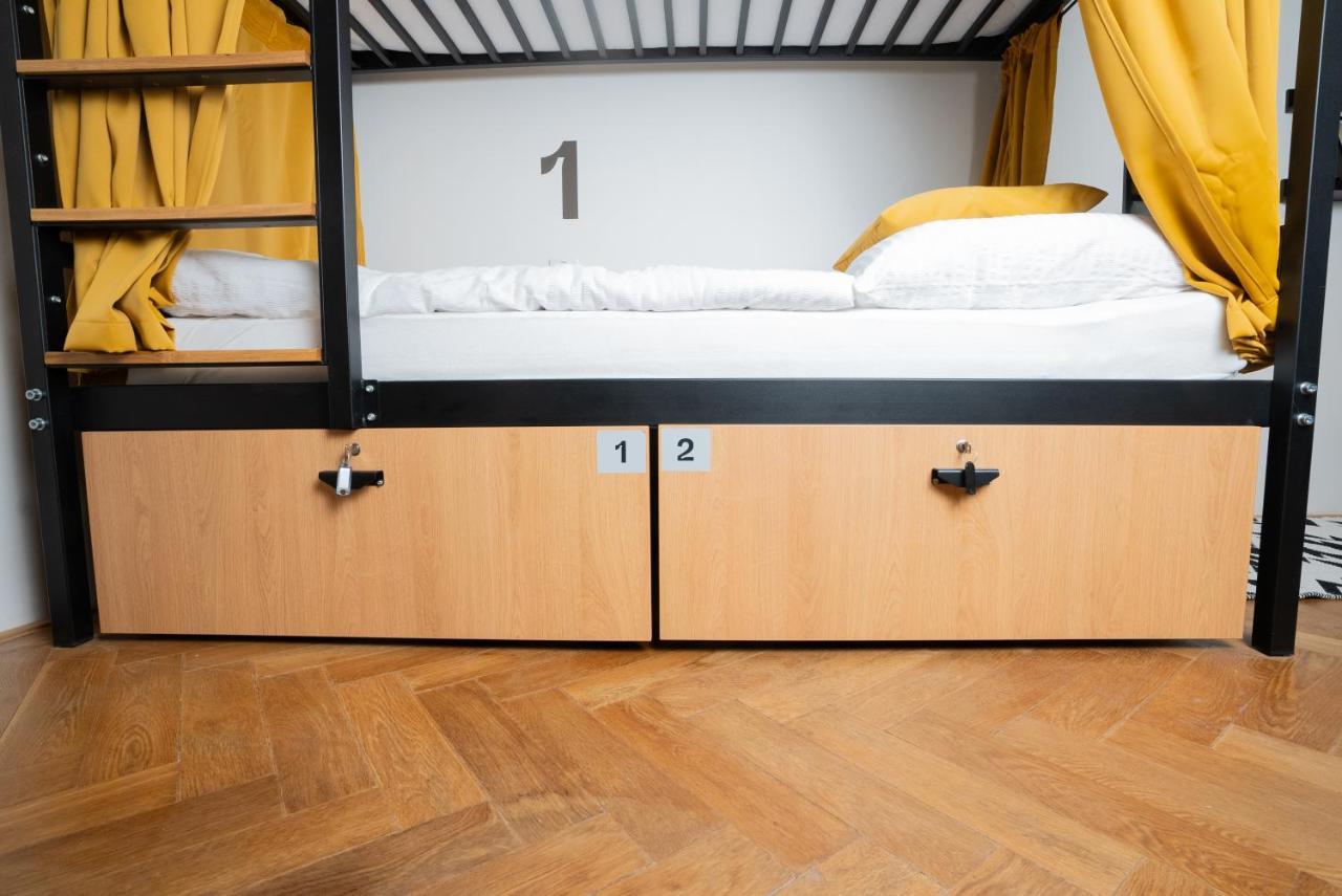White Wolf House Hostel & Apartments Praga Esterno foto