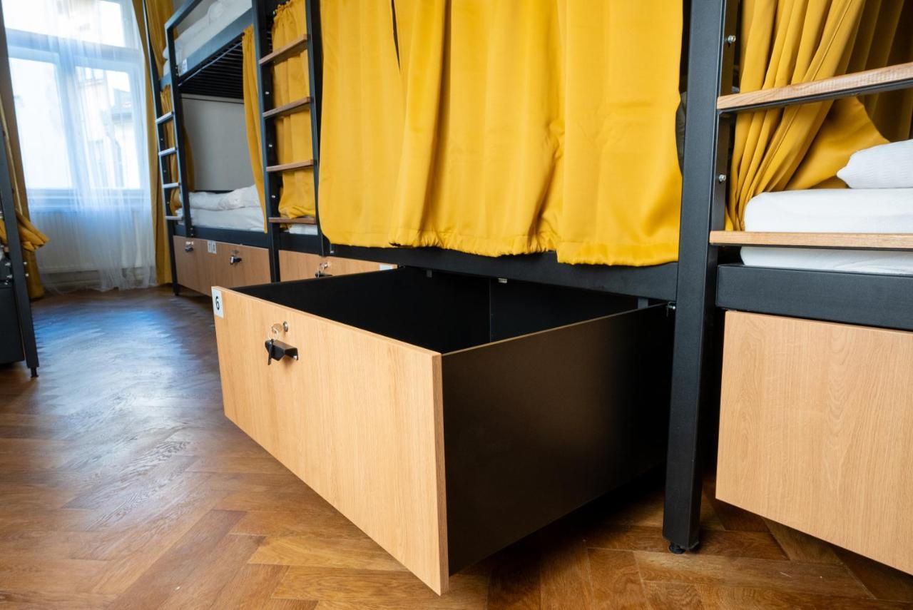 White Wolf House Hostel & Apartments Praga Esterno foto