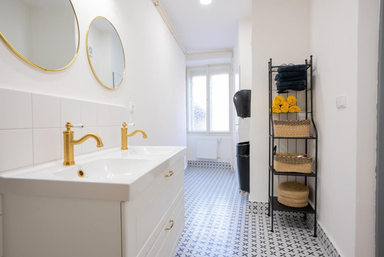 White Wolf House Hostel & Apartments Praga Esterno foto
