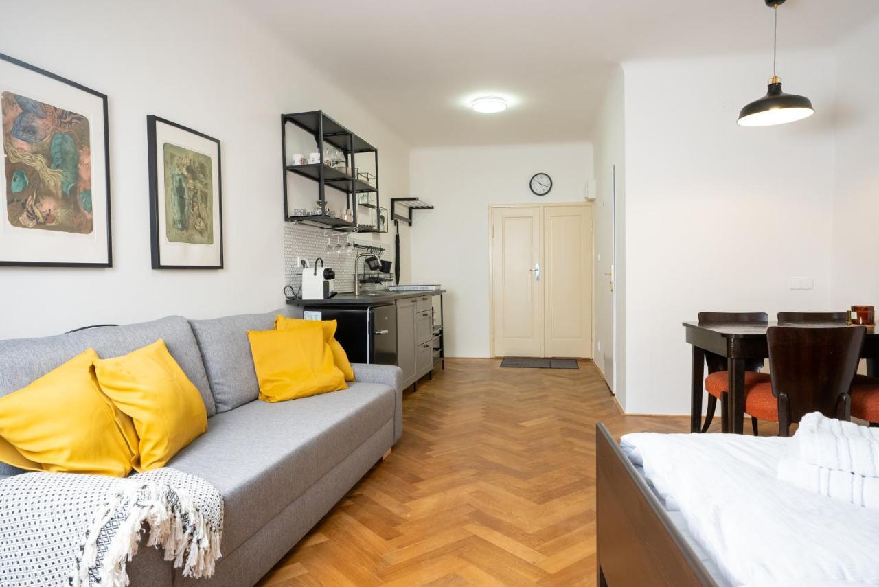 White Wolf House Hostel & Apartments Praga Esterno foto