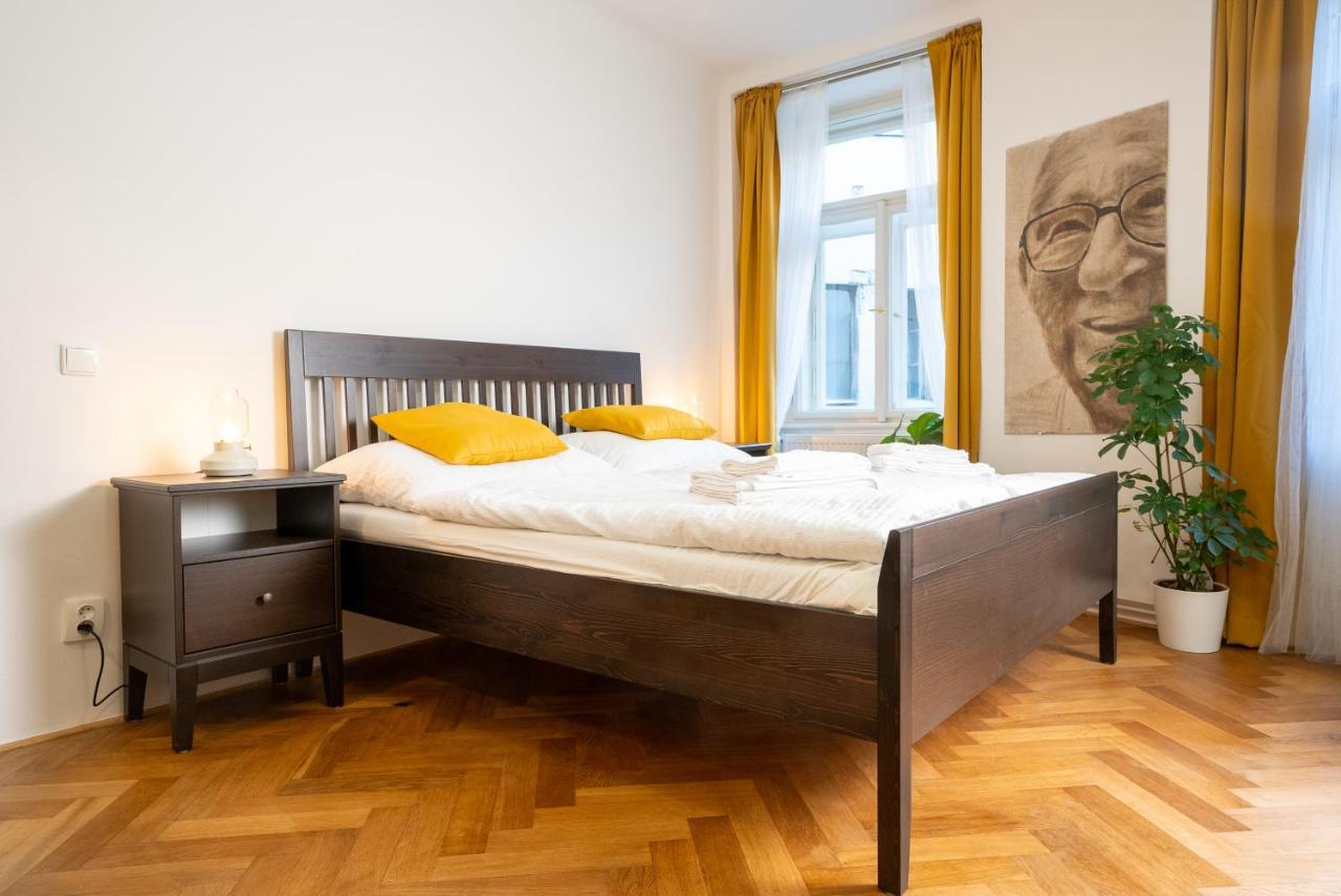 White Wolf House Hostel & Apartments Praga Esterno foto