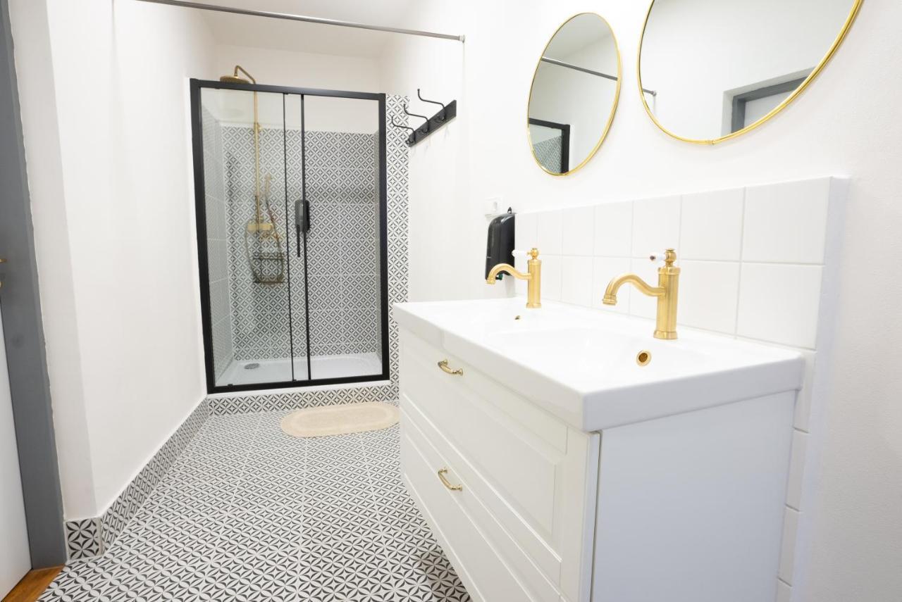 White Wolf House Hostel & Apartments Praga Esterno foto