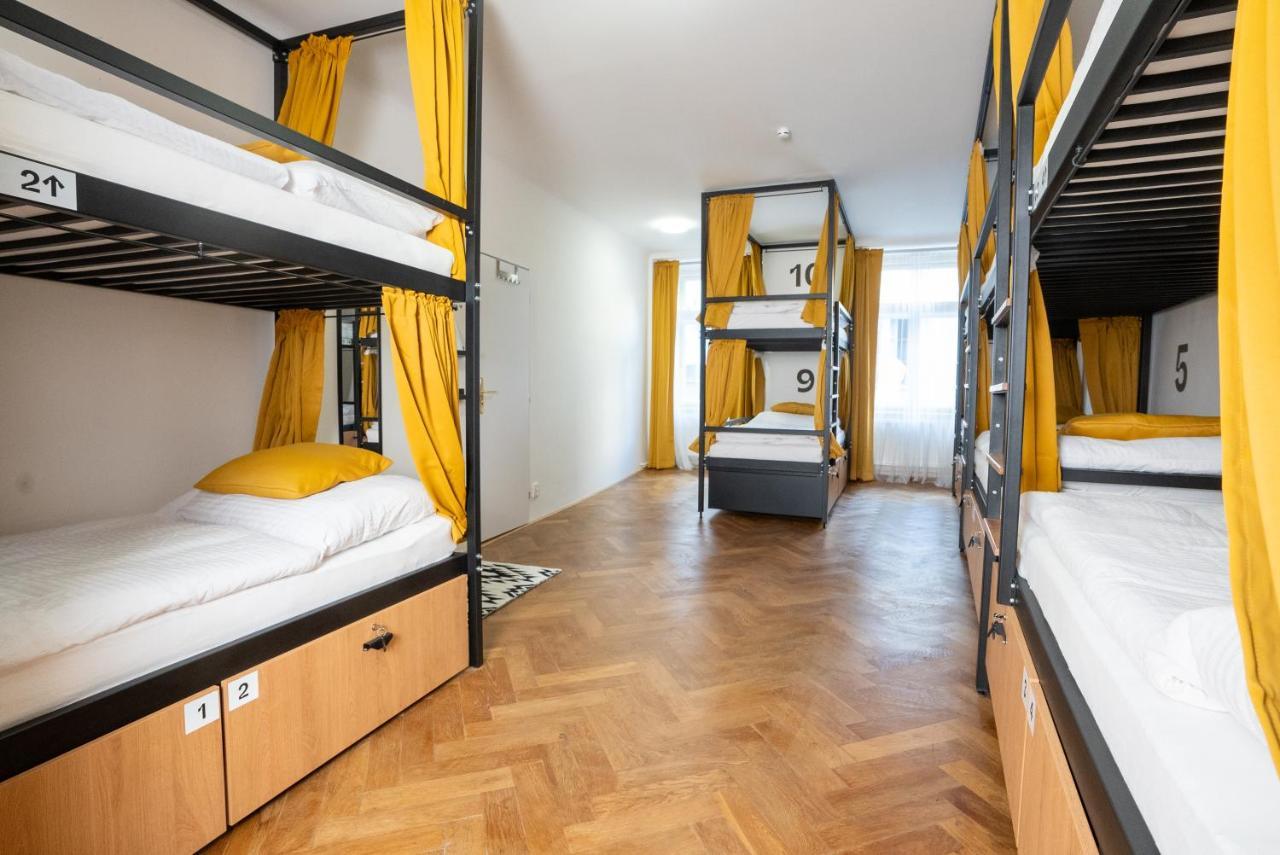 White Wolf House Hostel & Apartments Praga Esterno foto