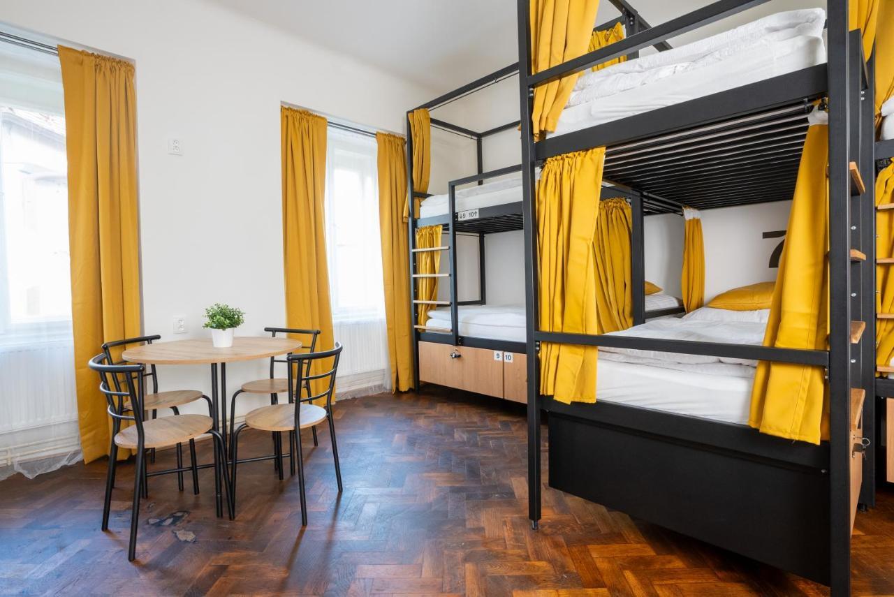 White Wolf House Hostel & Apartments Praga Esterno foto