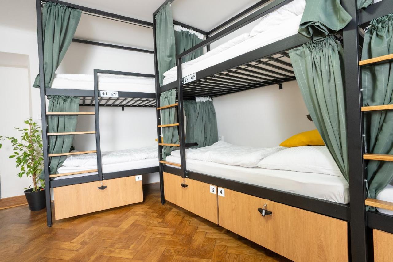 White Wolf House Hostel & Apartments Praga Esterno foto