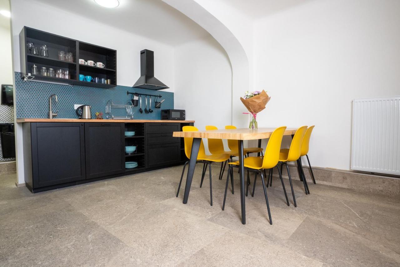 White Wolf House Hostel & Apartments Praga Esterno foto