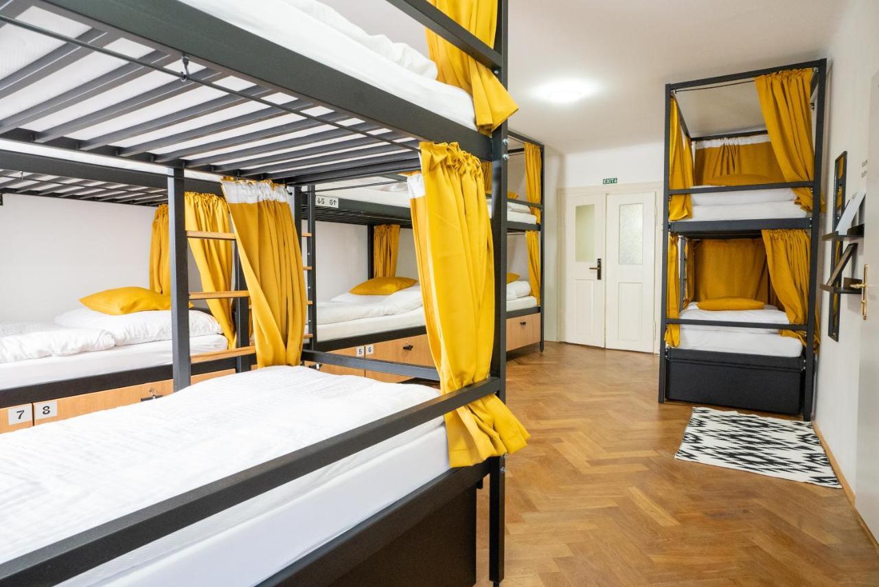 White Wolf House Hostel & Apartments Praga Esterno foto