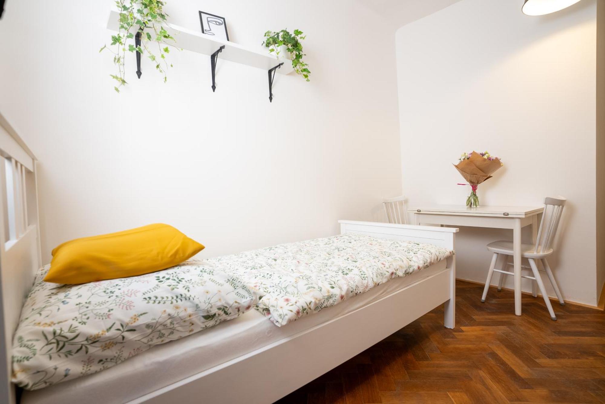 White Wolf House Hostel & Apartments Praga Esterno foto