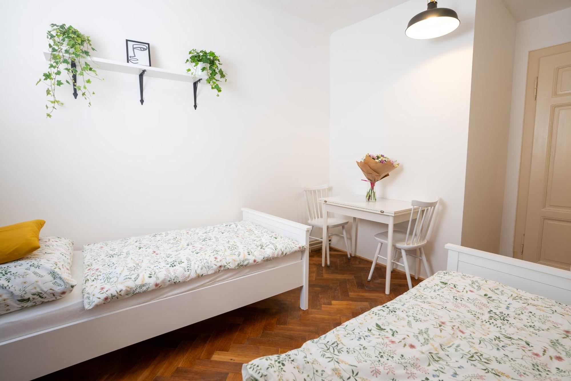 White Wolf House Hostel & Apartments Praga Esterno foto