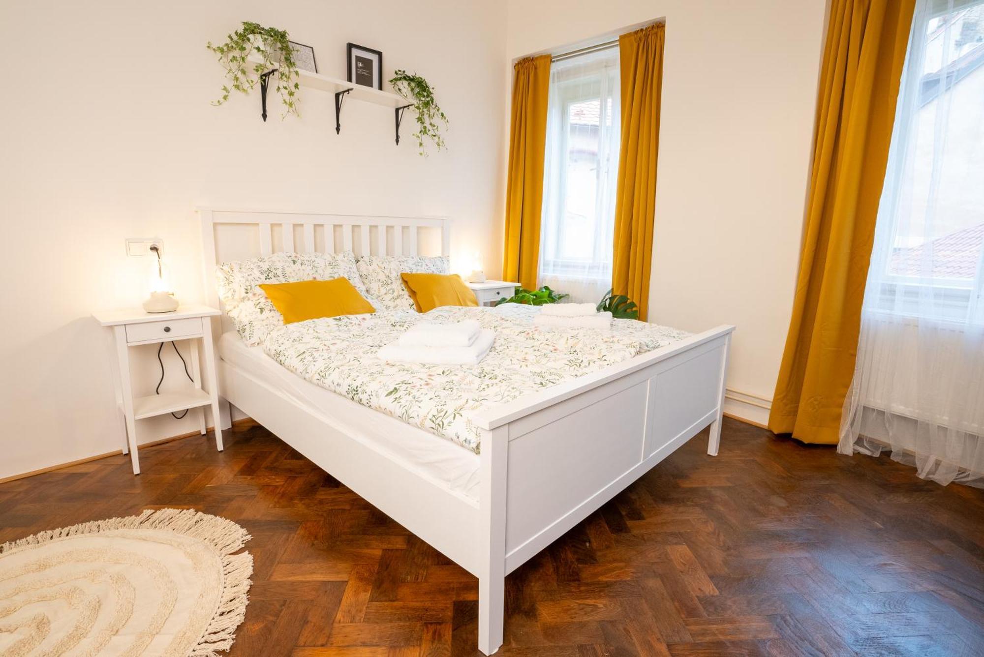 White Wolf House Hostel & Apartments Praga Esterno foto