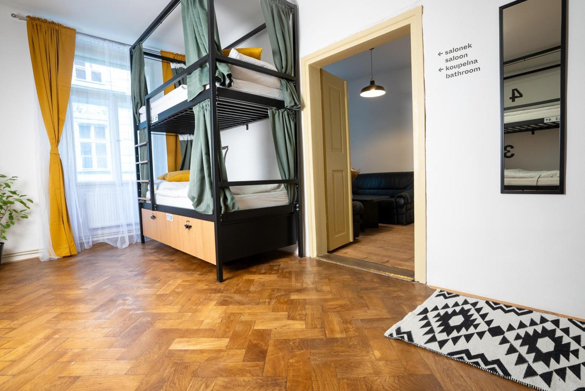 White Wolf House Hostel & Apartments Praga Esterno foto