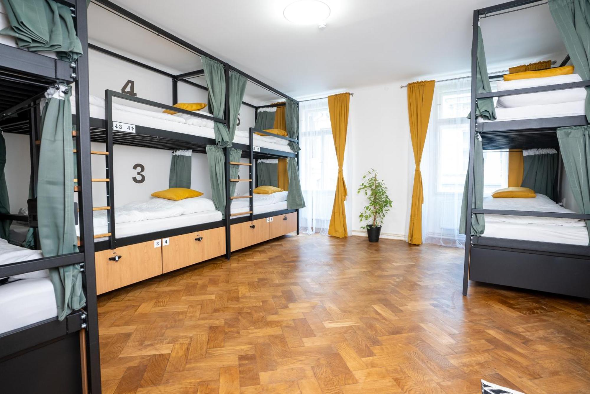 White Wolf House Hostel & Apartments Praga Esterno foto